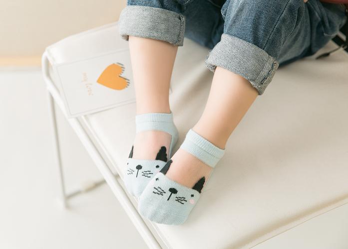 是一家从事针纺织品,服装,围巾,手套,袜子生产,销售